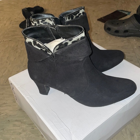 *** Final Sale*** Black booties - Picture 2 of 4